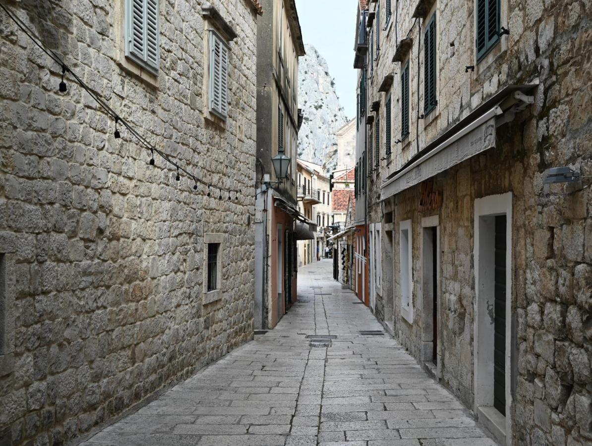 Old Town Apartment Omiš Esterno foto