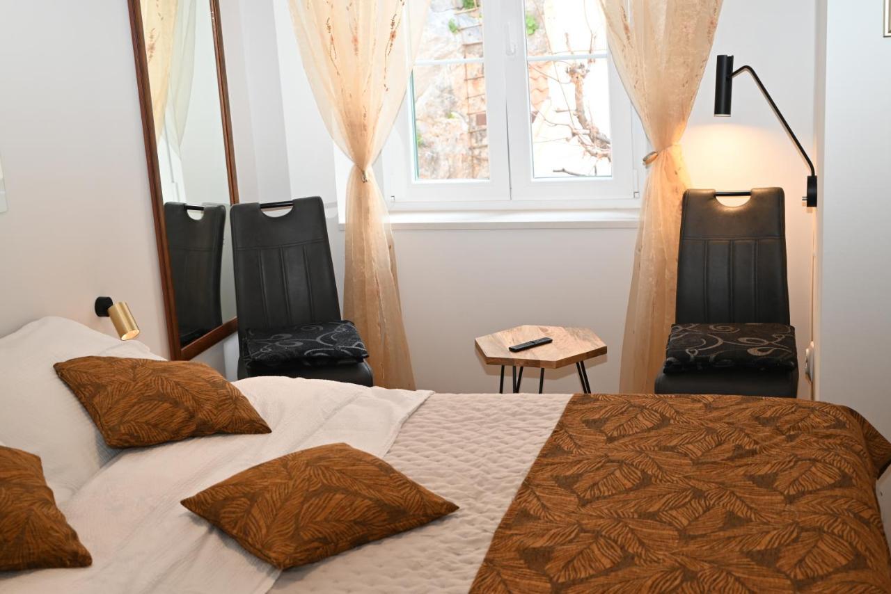 Old Town Apartment Omiš Esterno foto