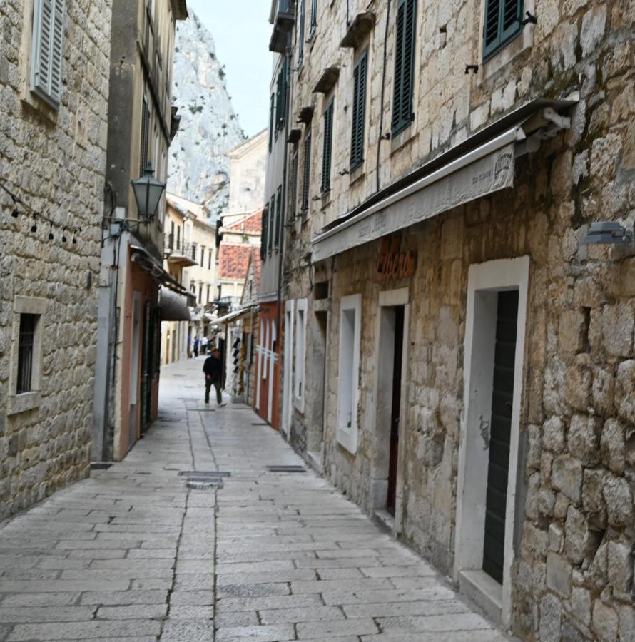 Old Town Apartment Omiš Esterno foto