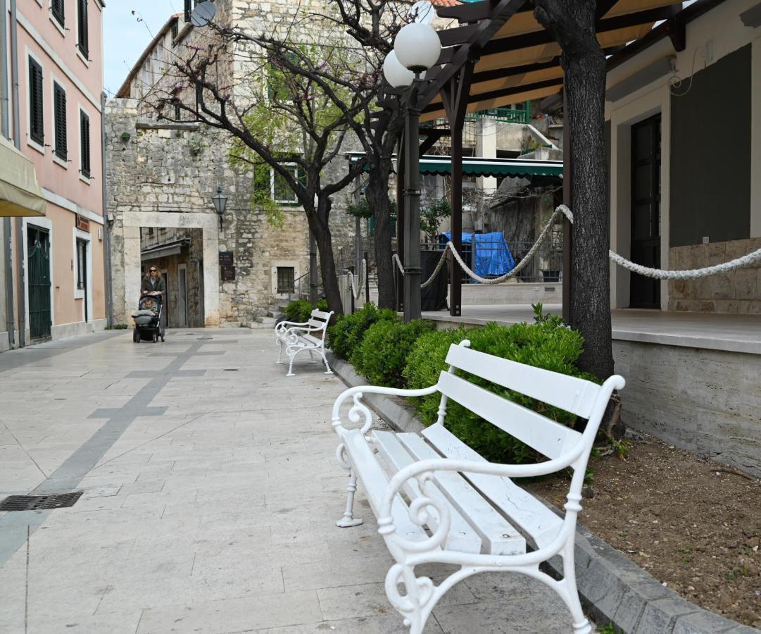 Old Town Apartment Omiš Esterno foto