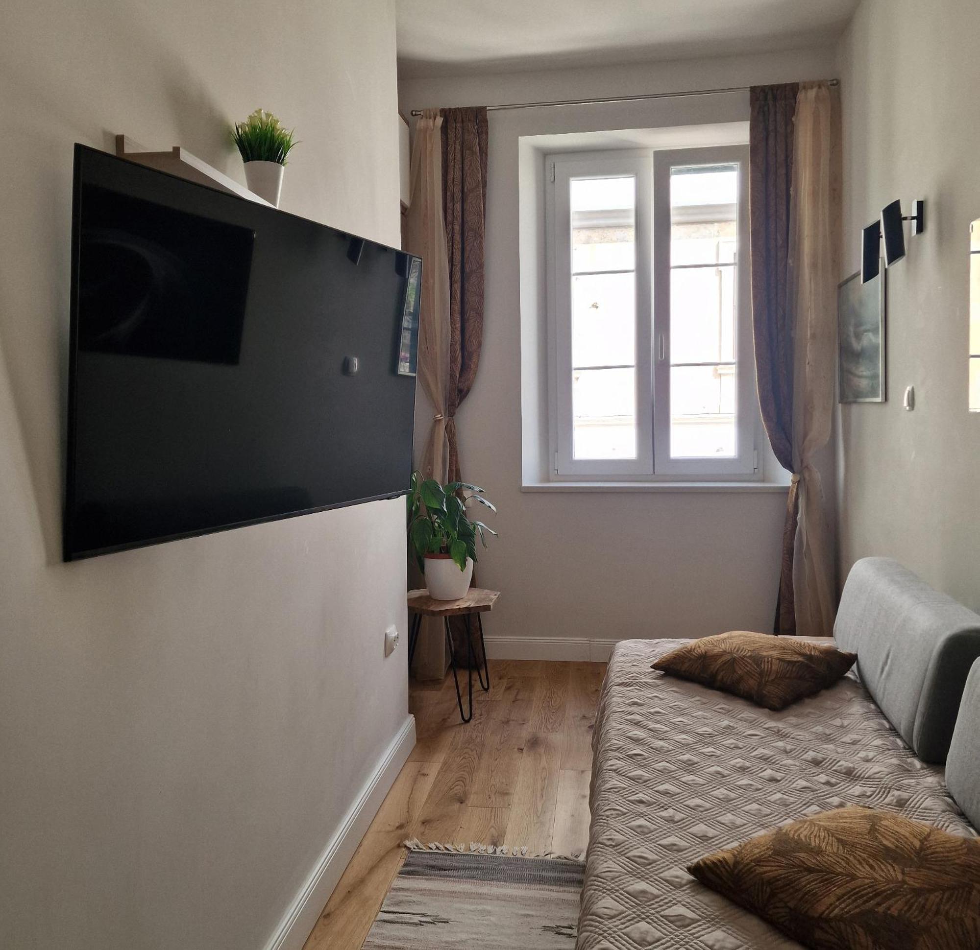 Old Town Apartment Omiš Esterno foto