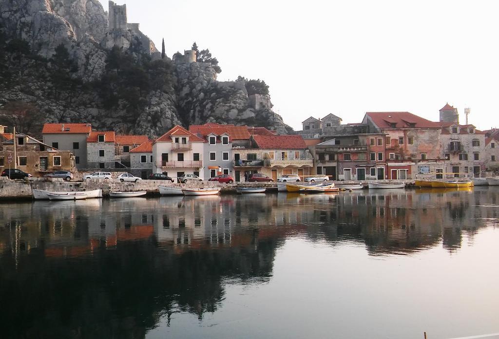 Old Town Apartment Omiš Esterno foto
